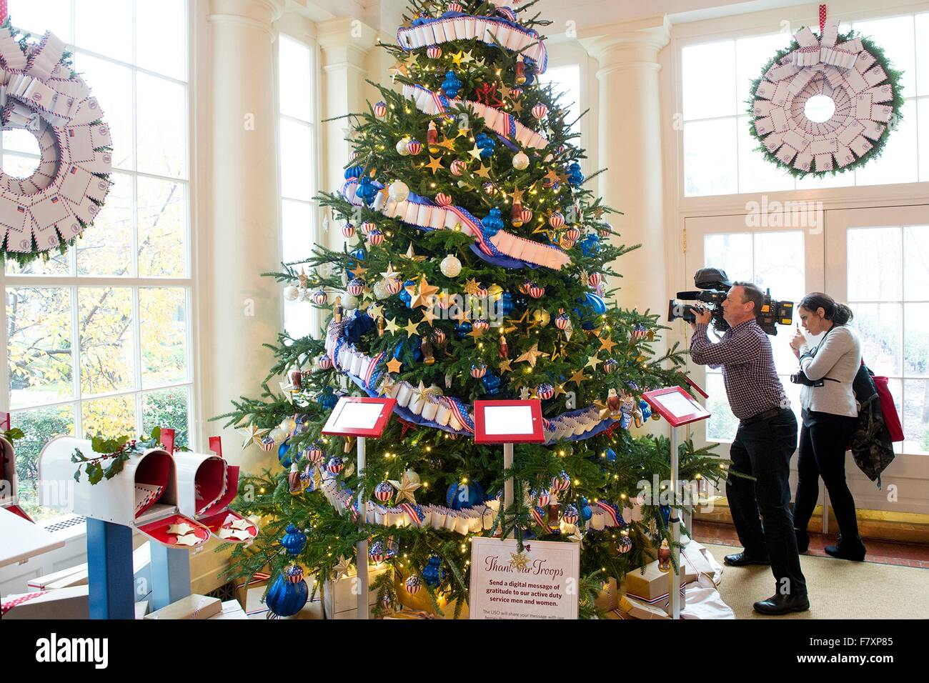 Washington DC, Stati Uniti d'America. 2° dic, 2015. Un cameraman films un albero decorato con stelle d'oro in memoria dei caduti i membri del servizio come Stati Uniti La First Lady Michelle Obama accoglie famiglie militari durante l inaugurazione della Casa Bianca decorazioni vacanze alla Casa Bianca il 2 dicembre 2015 a Washington D.C. Foto Stock