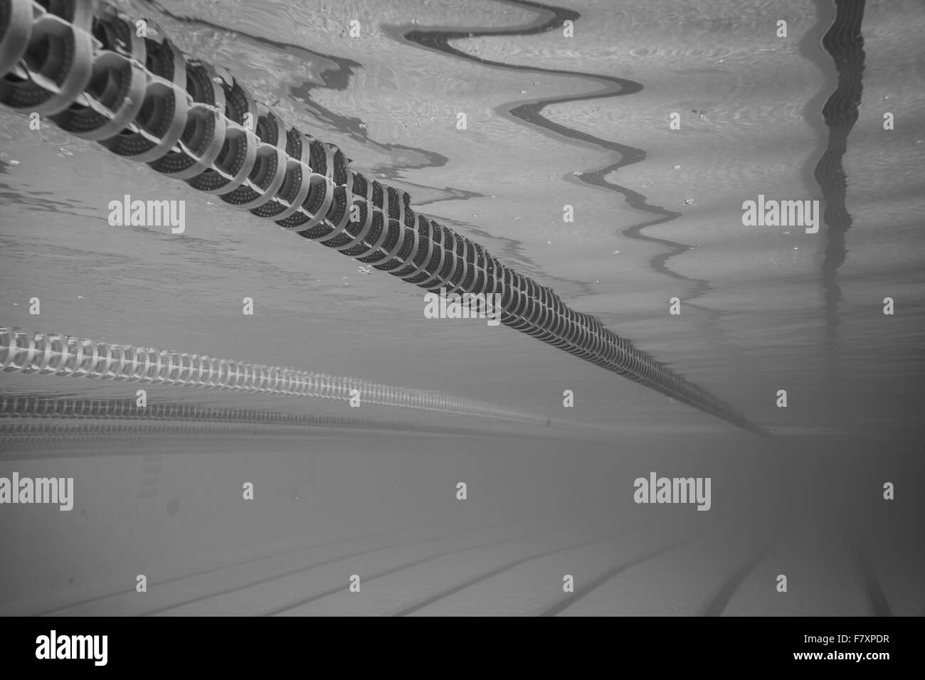 Plastica Piscina Floating Wave-Breaking Lane linea dettaglio da Underwater Foto Stock