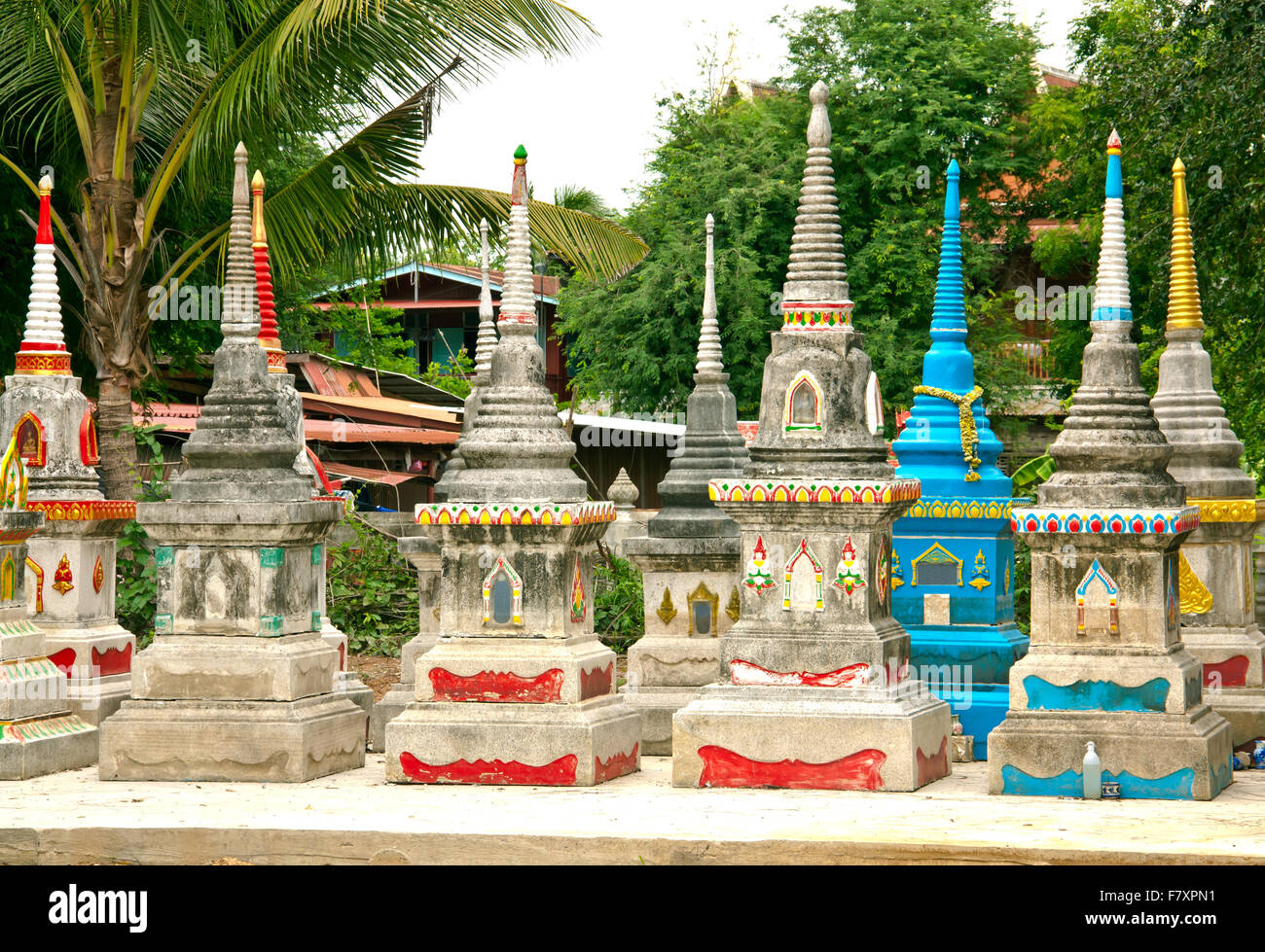 La pagoda è utilizzata per memorizzare le ossa dei morti parenti. Credenze del popolo Thai. Foto Stock