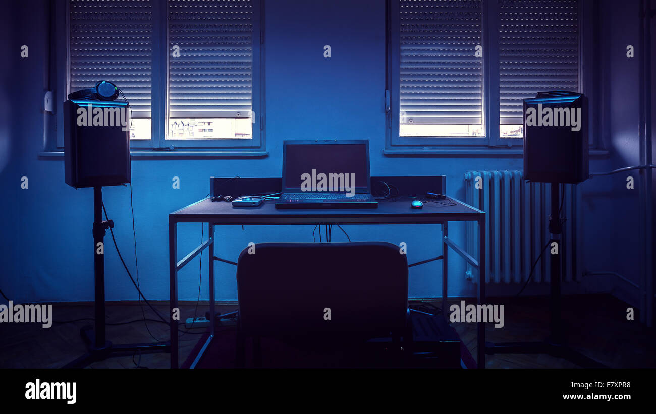 Moderne e semplici attrezzature musicali sotto la luce blu, in vuote vecchio stile retrò camera. Foto Stock