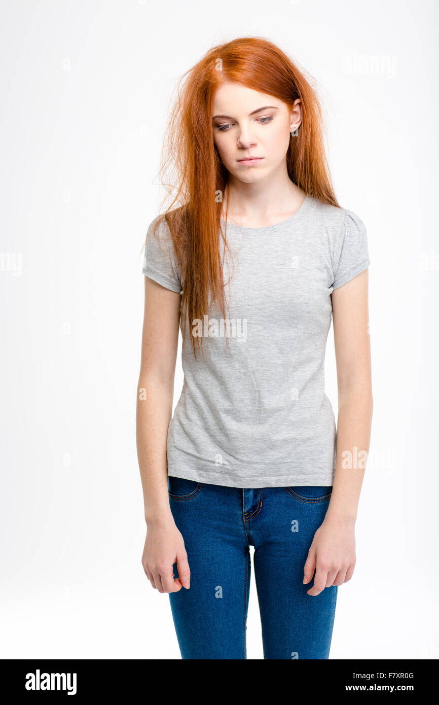 Ritratto di triste esaurito redhead giovane ragazza con lunghi capelli tousled isolate su sfondo bianco Foto Stock