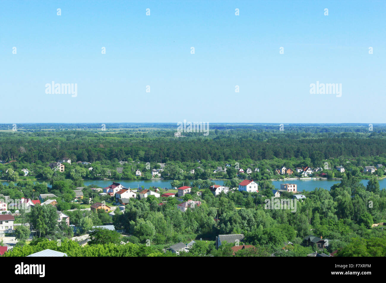 Bellissima vista di case di campagna al pittoresco lago Foto Stock