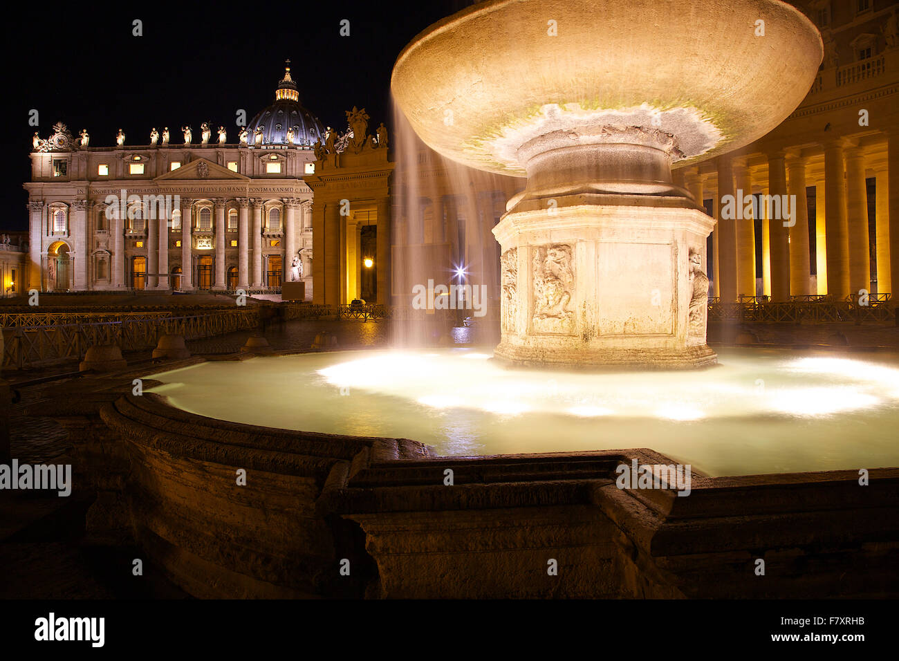 La Basilica di San Pietro durante la notte Foto Stock