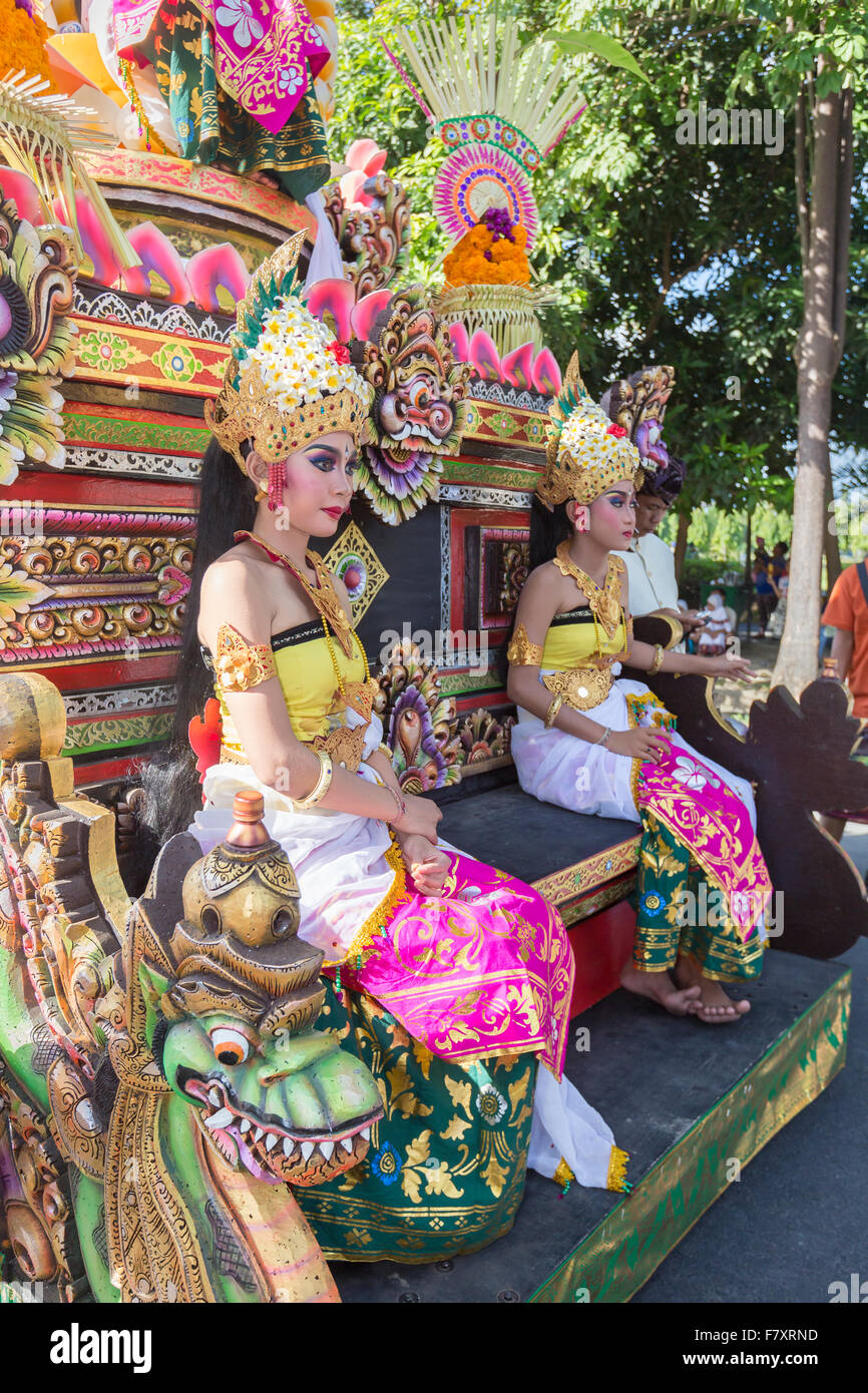 Artisti balinesi prendere le parti durante la parata di apertura del 2015 Bali arts festival, Denpasar, Bali, Indonesia Foto Stock