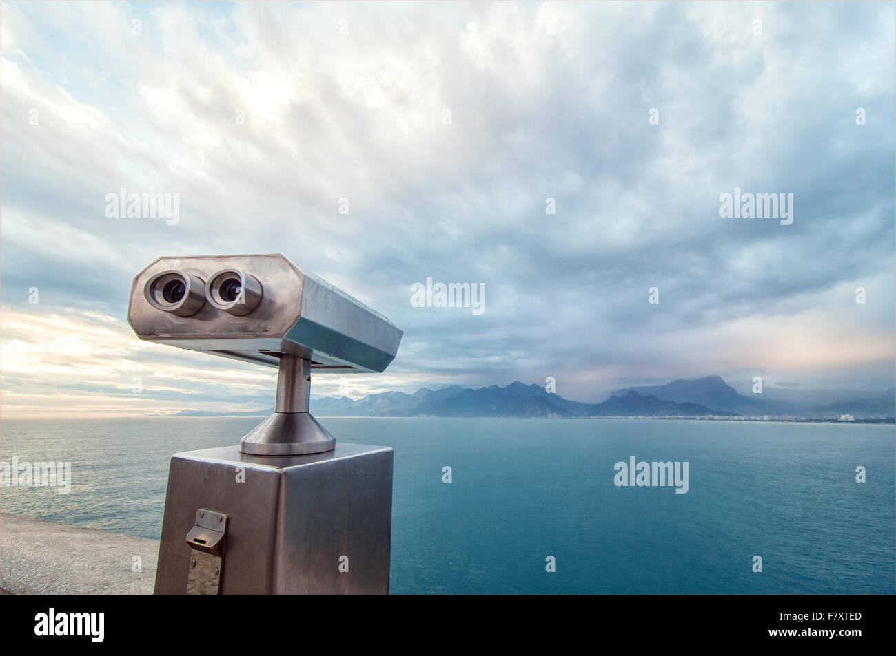 Il visualizzatore del binocolo accanto al lungomare di waterside Foto Stock