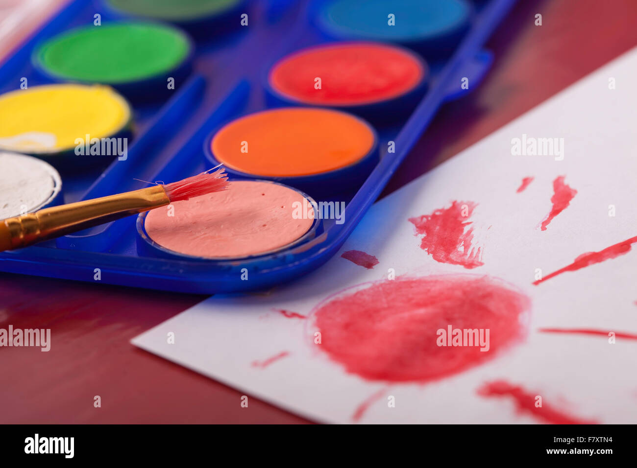 Bambini colorati di vernice spazzola e chiudere fino Foto Stock