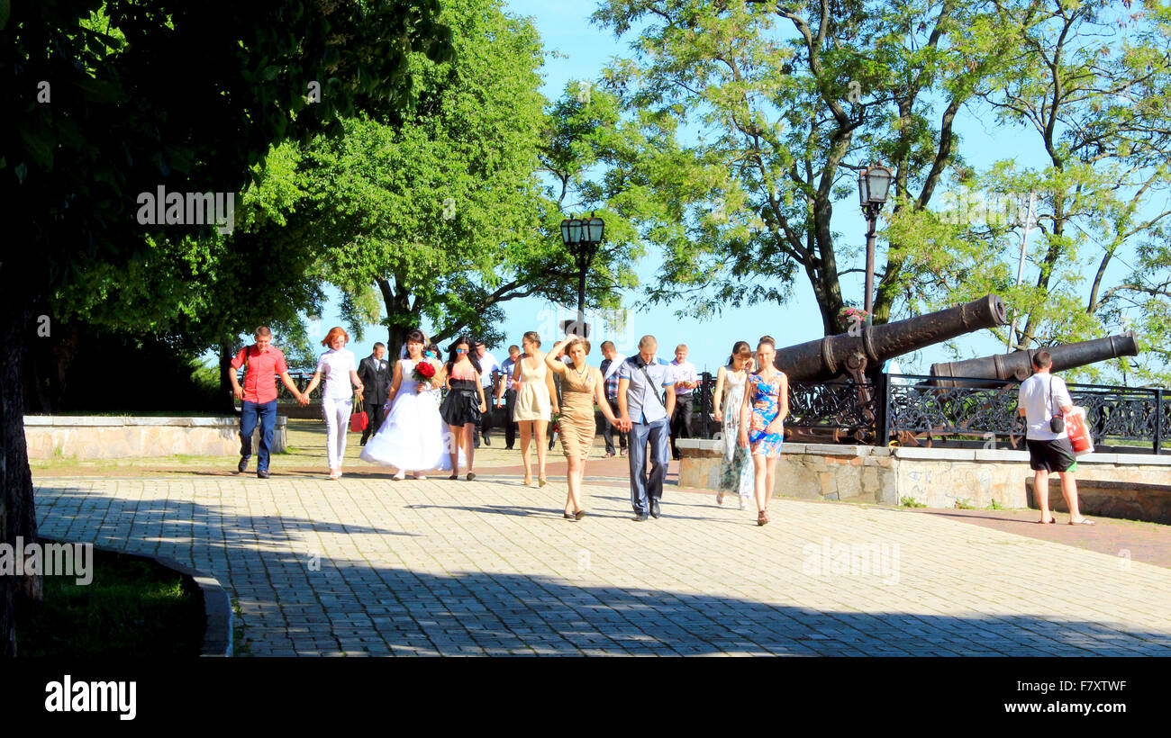 I giovani hanno un periodo di riposo durante il matrimonio di nel parco della città Foto Stock