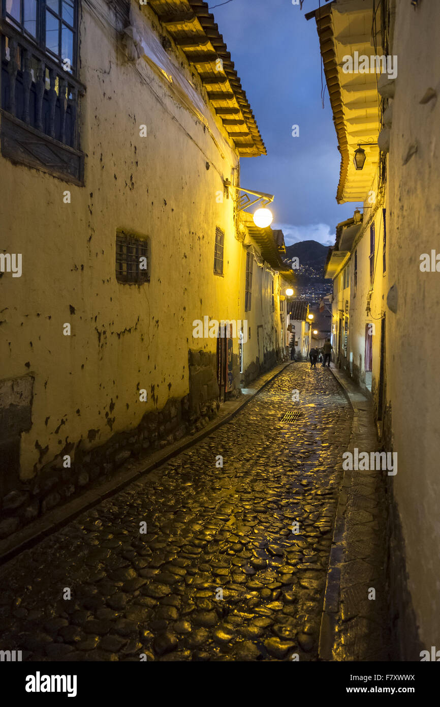 San Blas Street, una strada in salita che conduce a uno dei la maggior parte dei quartieri bohemienne della città di Cuzco. Foto Stock