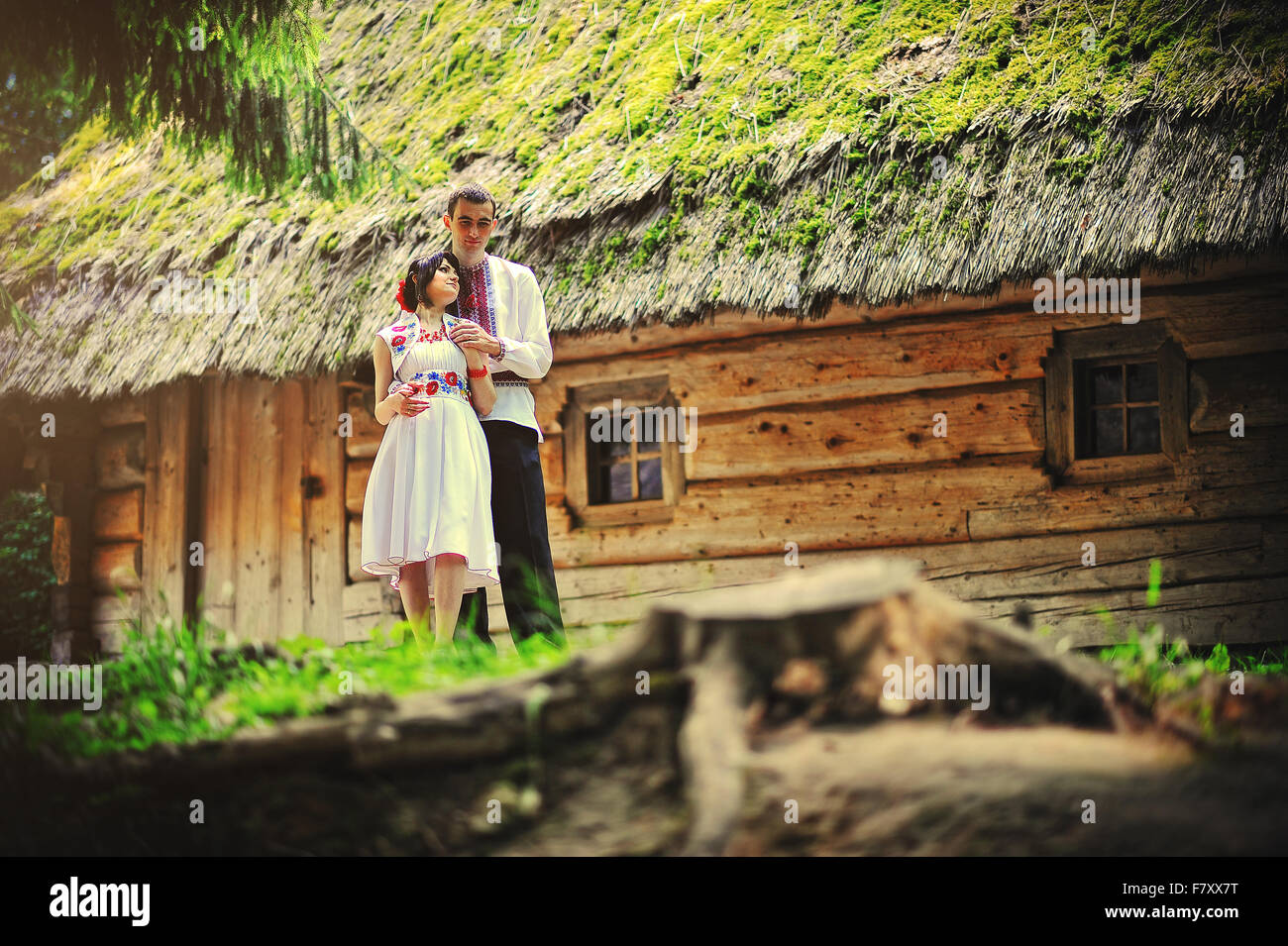 Felice coppia giovane in abito nazionale Foto Stock