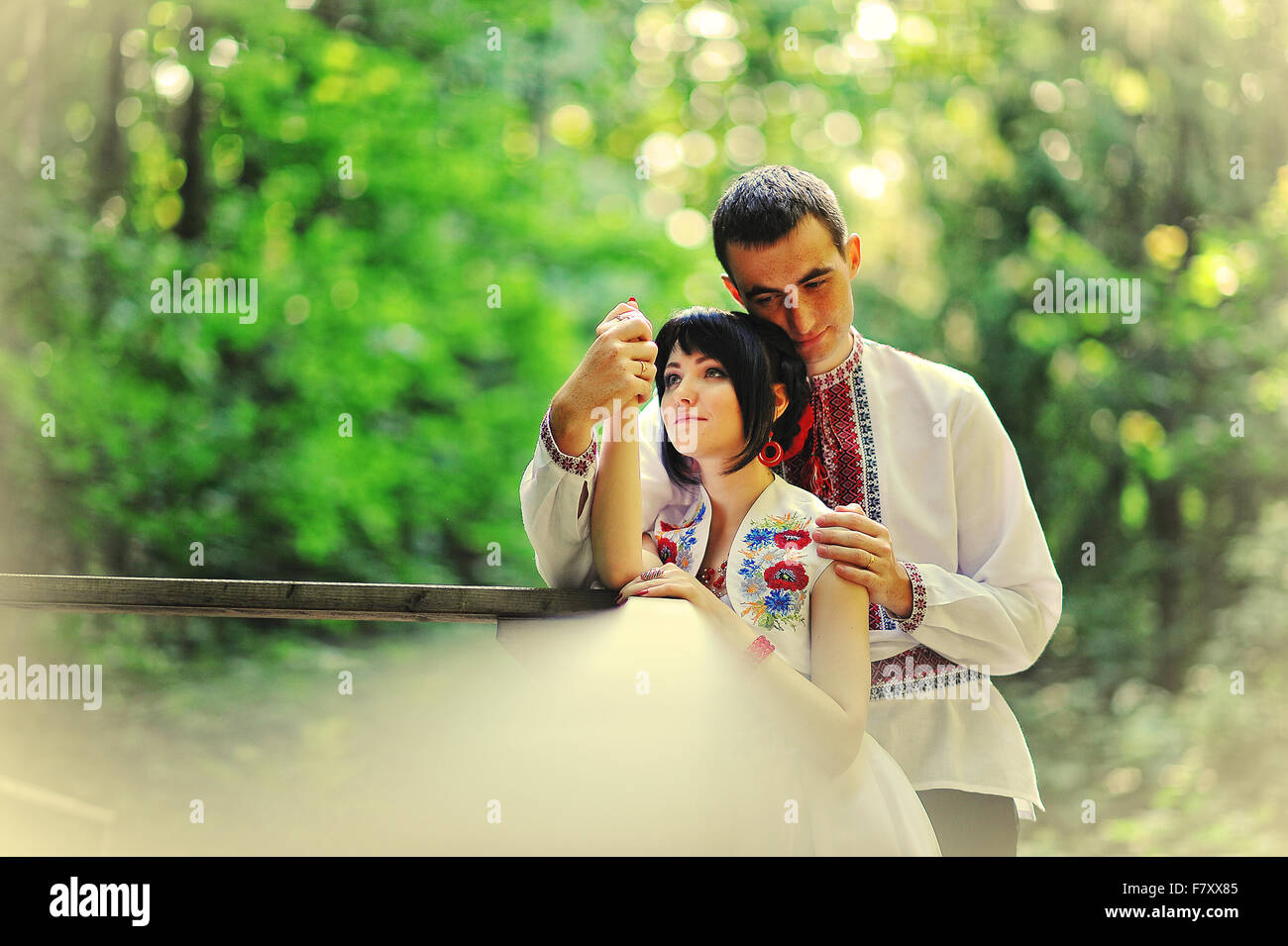Felice coppia giovane in abito nazionale Foto Stock