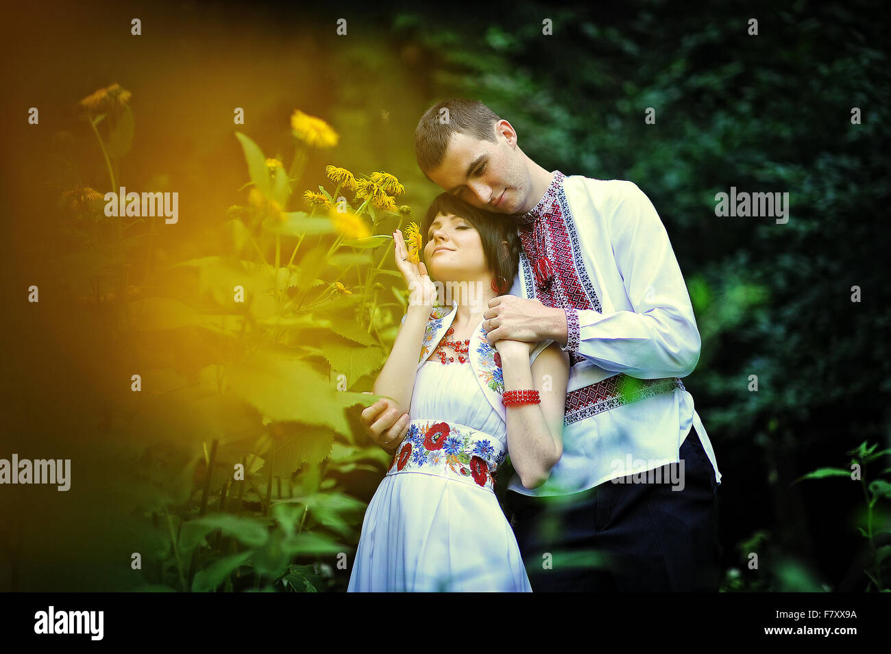 Felice coppia giovane in abito nazionale Foto Stock