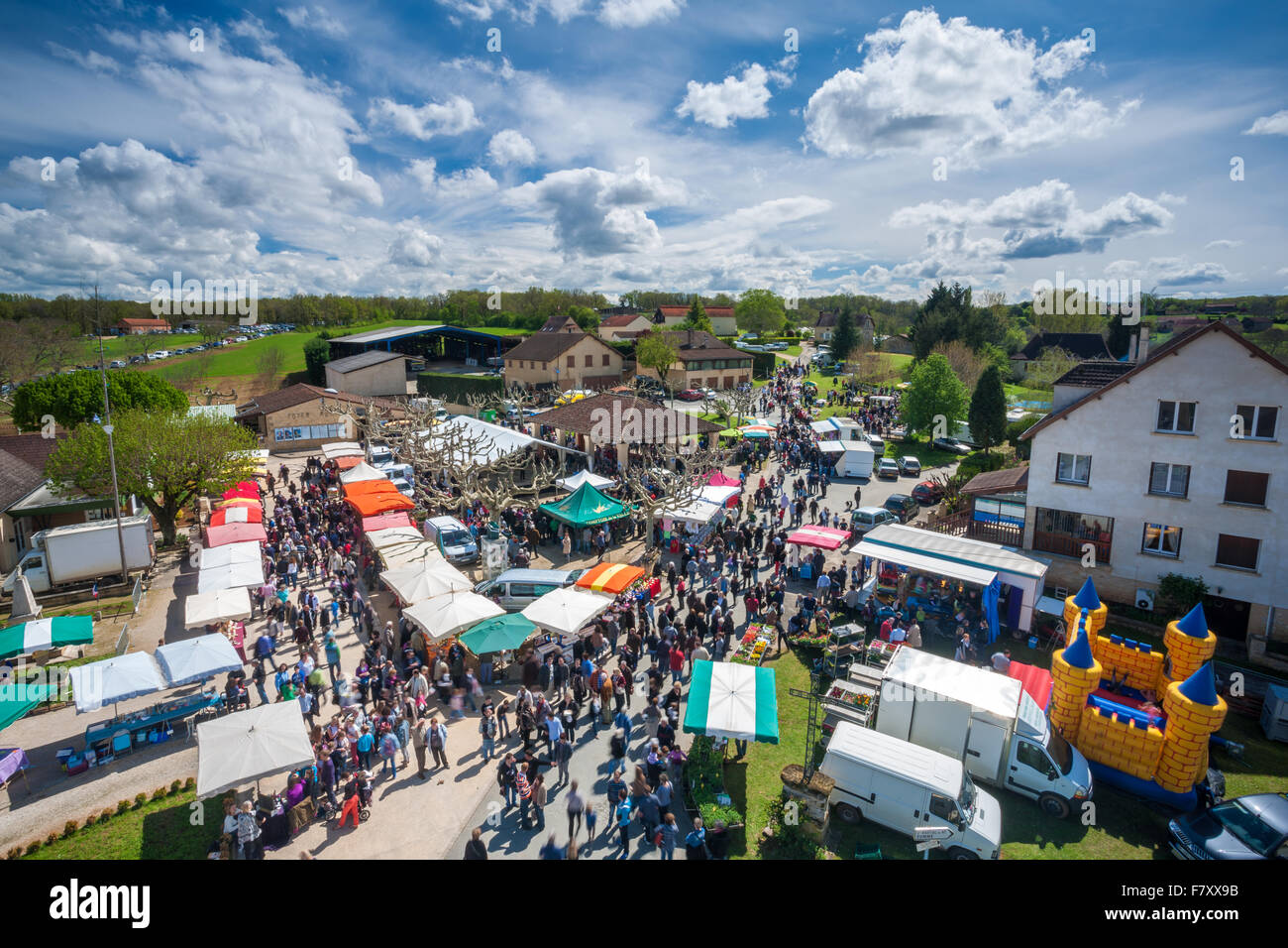 In alto sopra un locale fete presi da una gru Foto Stock