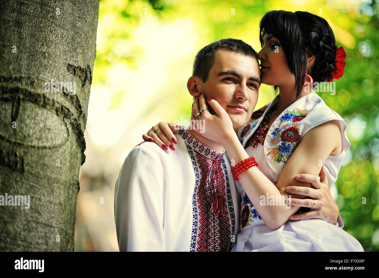 Felice coppia giovane in abito nazionale Foto Stock