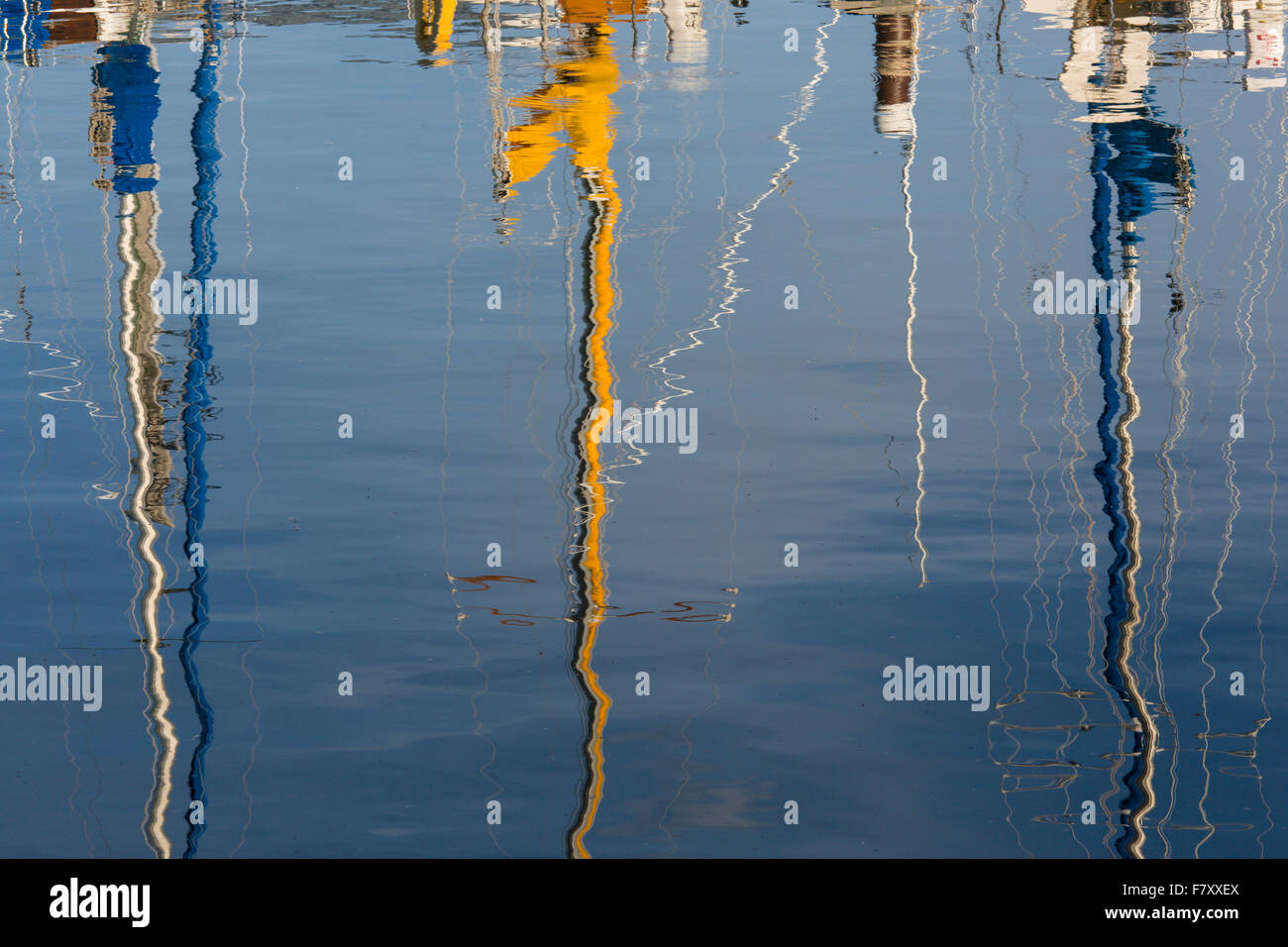 Le riflessioni di barca a vela a montanti in acqua in Wisconsin Bayfield sul Lago Superiore Foto Stock