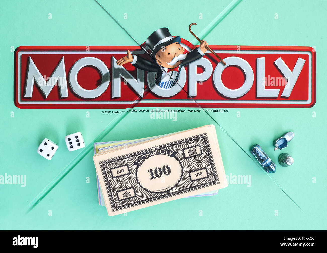 Edizione in lingua inglese di monopolio che mostra il logo, il classico gioco di scambi commerciali dalla Hasbro è stato introdotto per la prima volta in America nel 1935. Foto Stock