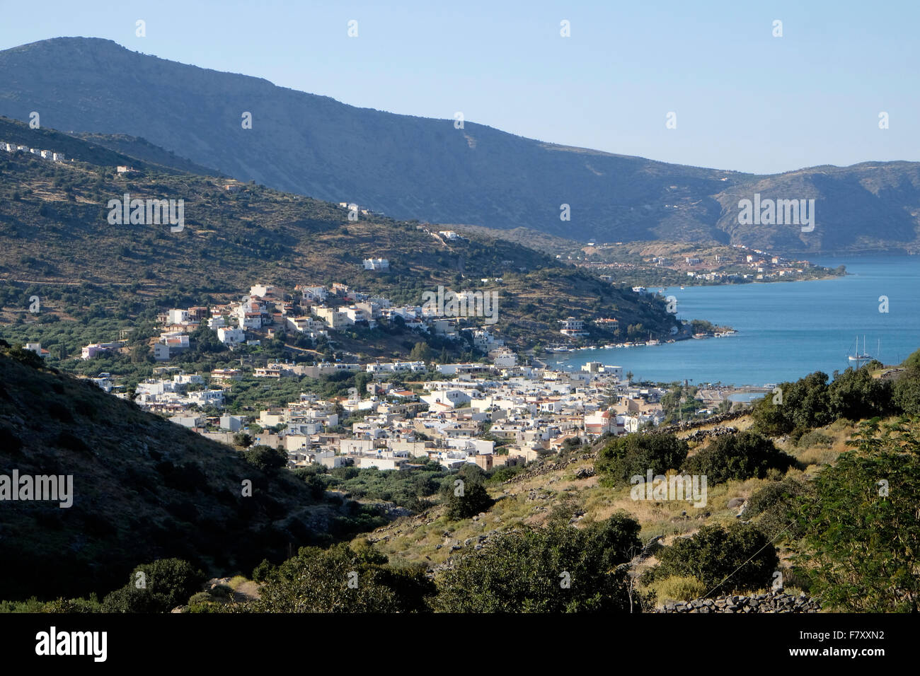 Guardando verso il basso sulla cittadina di Elounda Crete Foto Stock