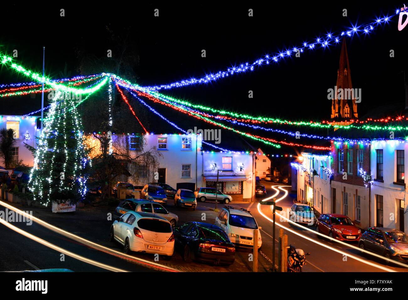 Il villaggio di Uffculme a metà Devon mette su uno spettacolo di luci di Natale ogni anno. Foto Stock