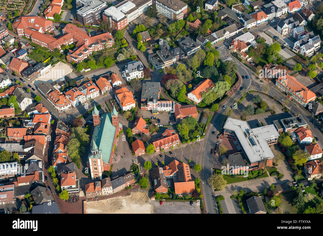 Lohne (Oldenburg) da sopra con chiesa st. gertrud, vechta distretto, Bassa Sassonia, Germania Foto Stock