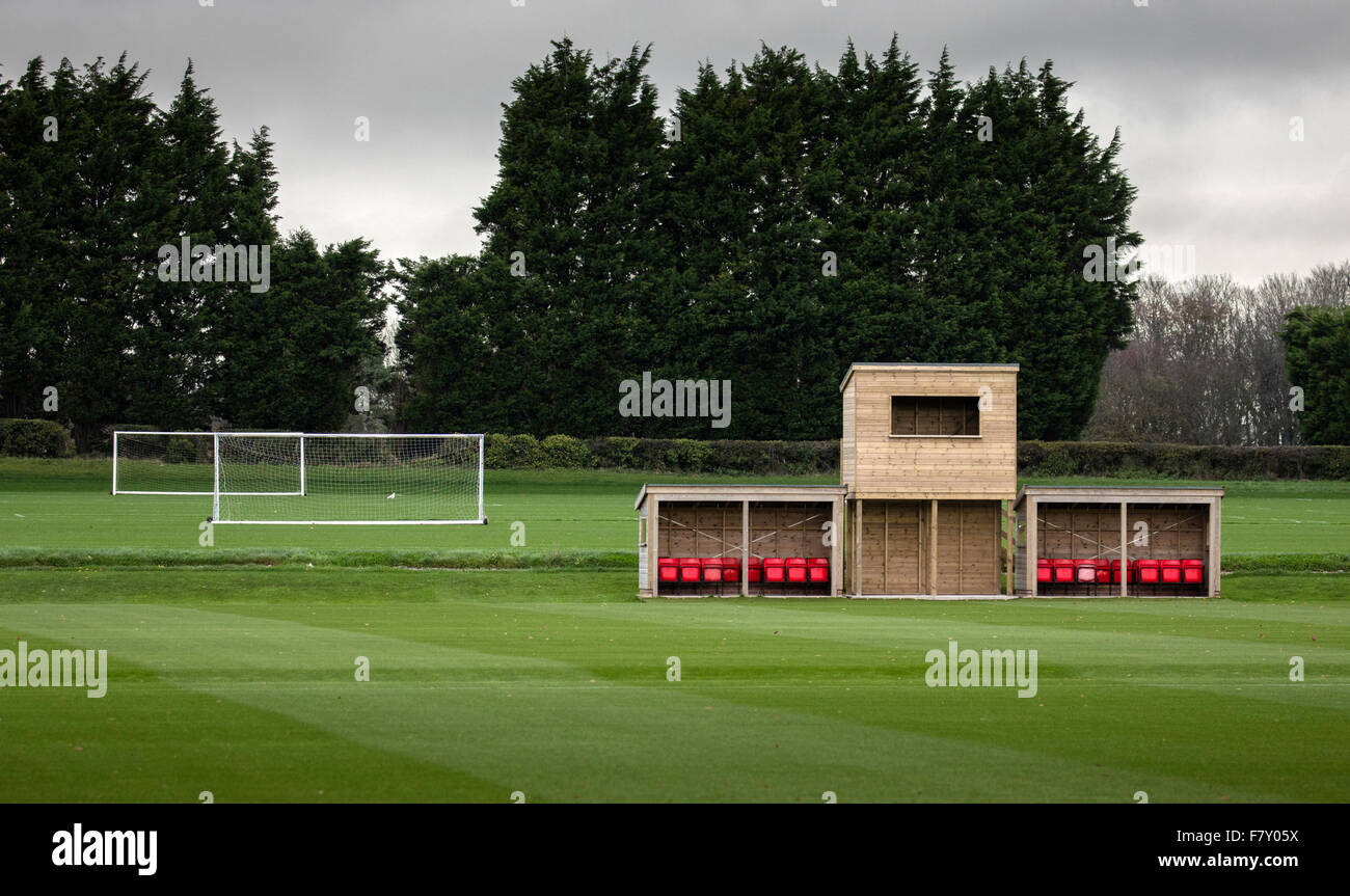 Collegio sport campo di calcio con pali e il quadro di controllo scatola con sedie rosse England Regno Unito Foto Stock