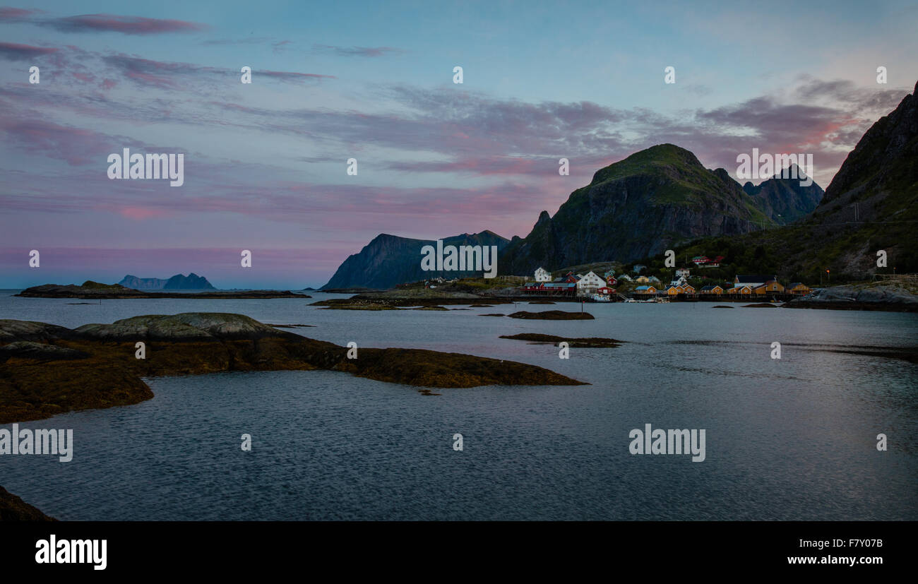 A mezzanotte il tramonto sulle isole Lofoten in Norvegia settentrionale vicino ai villaggi di Tind e un Foto Stock