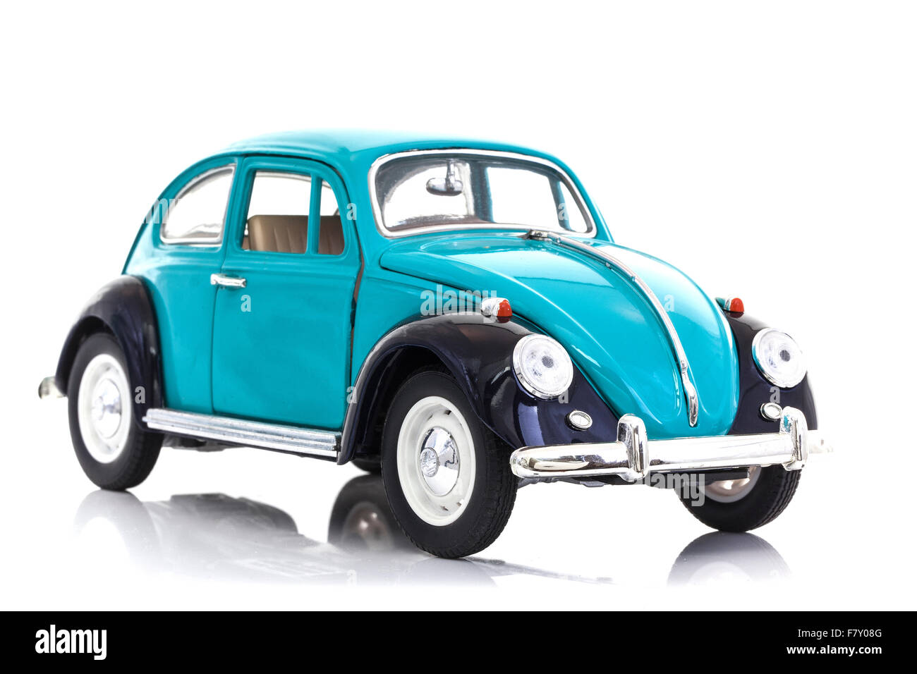 Vecchio Blu Die Cast VW Beetle modello su uno sfondo bianco. Foto Stock