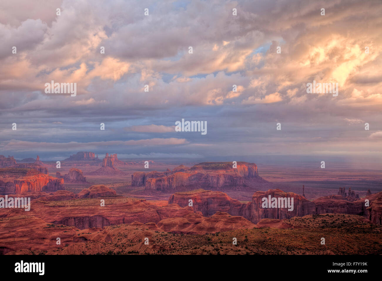 Il tramonto sopra le nuvole caccia Mesa, Monument Valley Tribal Park, Arizona/Utah vista nord oltre il Monument Valley Foto Stock