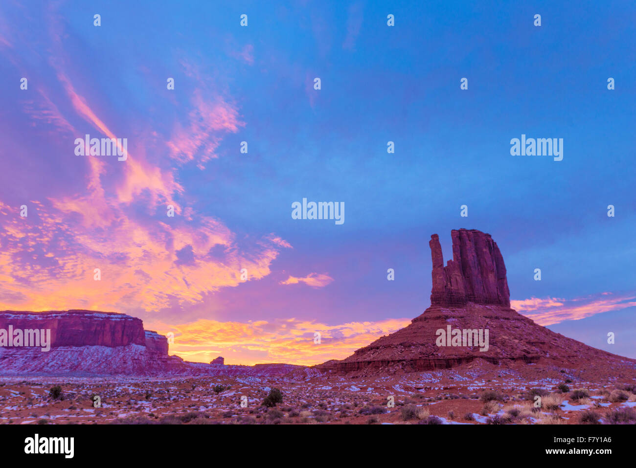 West Mitten Butte e tramonto Monument Valley Tribal Park, Arizona Riserva Navajo Foto Stock