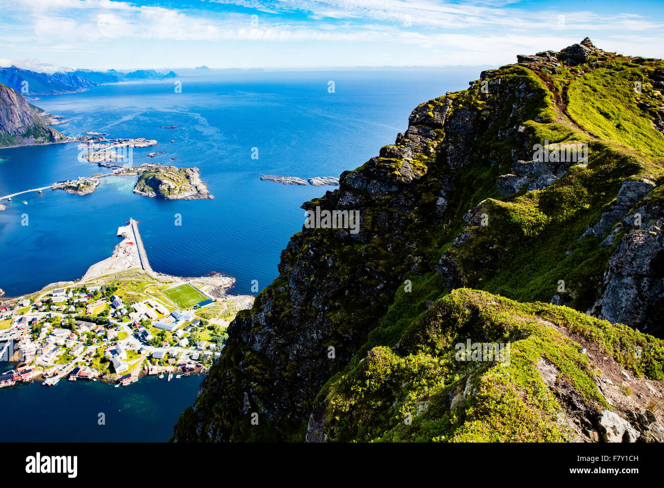 Vista da Reinebringen sopra il villaggio di Reine e le montagne del western Isole Lofoten in Norvegia Foto Stock