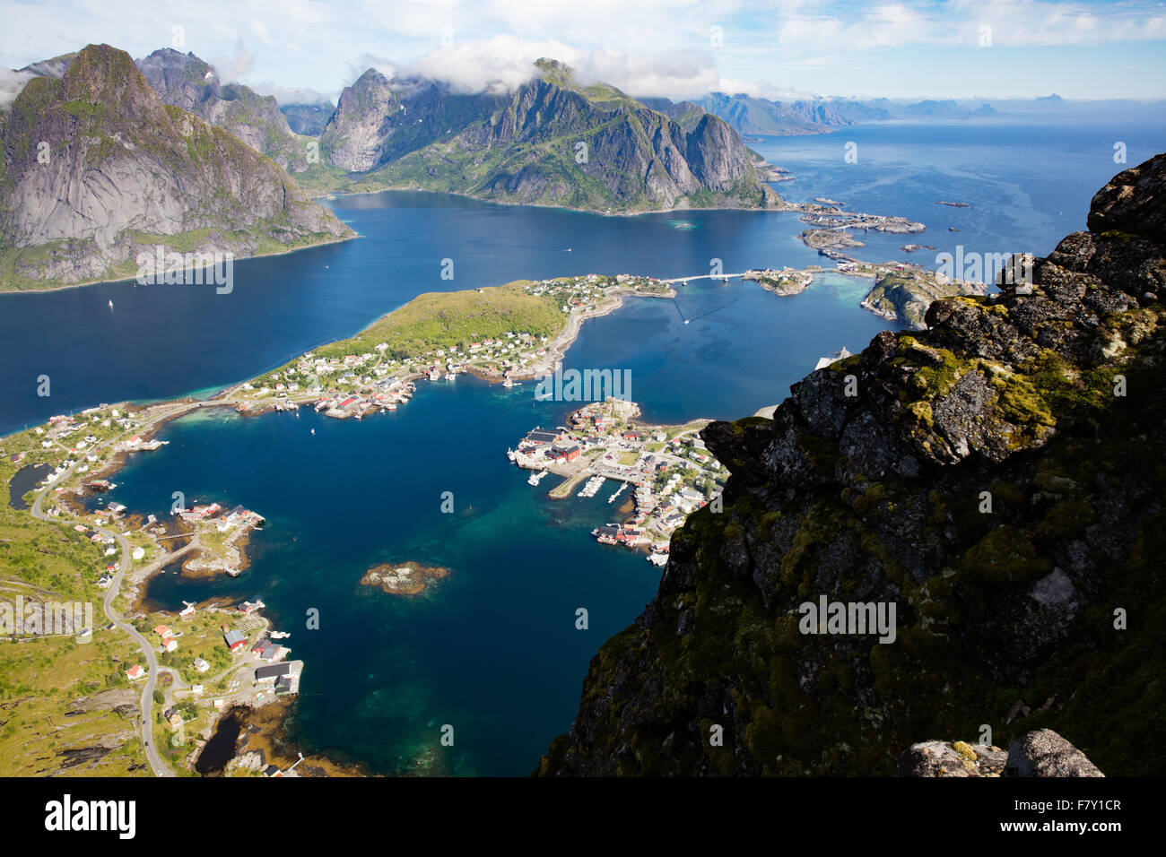Vista da Reinebringen sopra il villaggio di Reine e le montagne del western Isole Lofoten in Norvegia Foto Stock