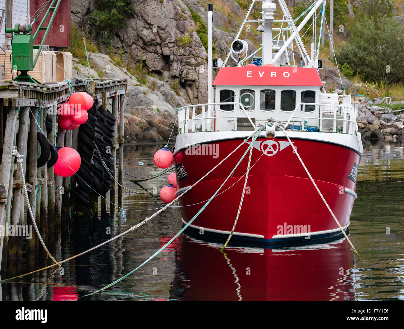 Rosso pesca barca ormeggiata presso un pontile a Sorvagen sulle Isole Lofoten in Norvegia Foto Stock