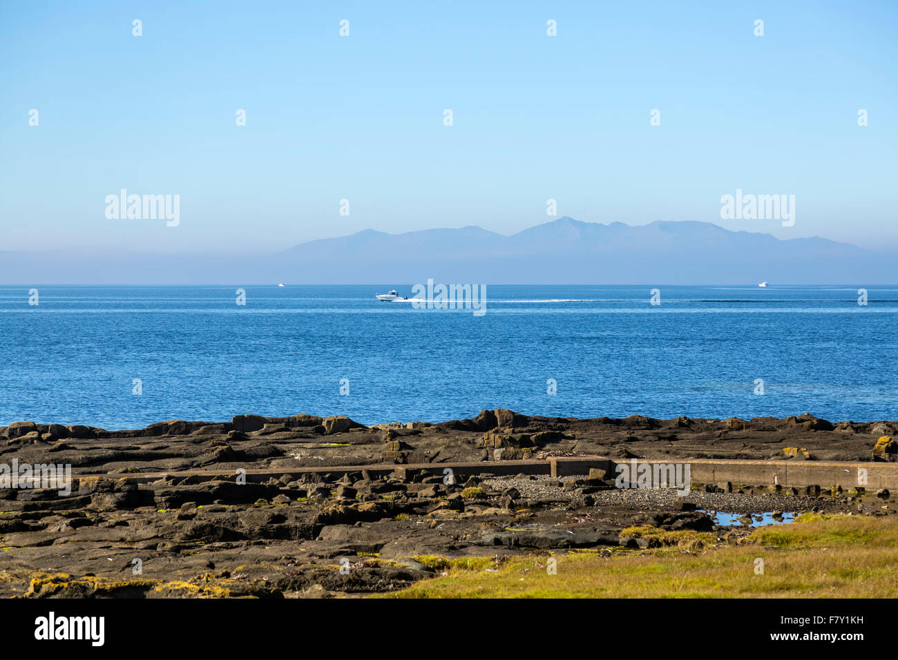Motoscafo sul Firth di Clyde con l'isola di Arran sullo sfondo, Ayrshire, Scozia, Regno Unito Foto Stock