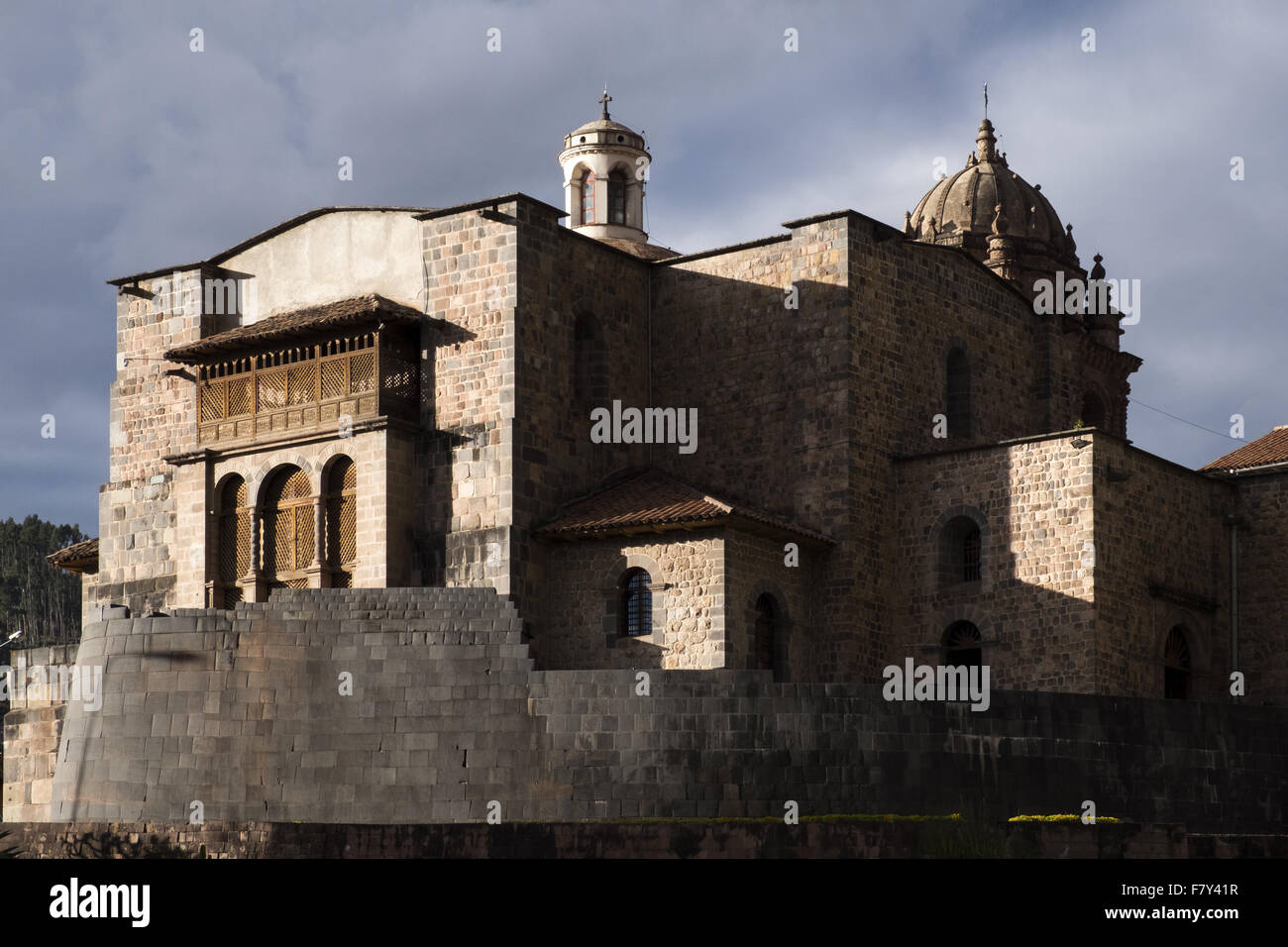 La facciata della chiesa di Santo Domingo, costruito su Coricancha Tempio Inca della parete esterna rimane ancora. Foto Stock