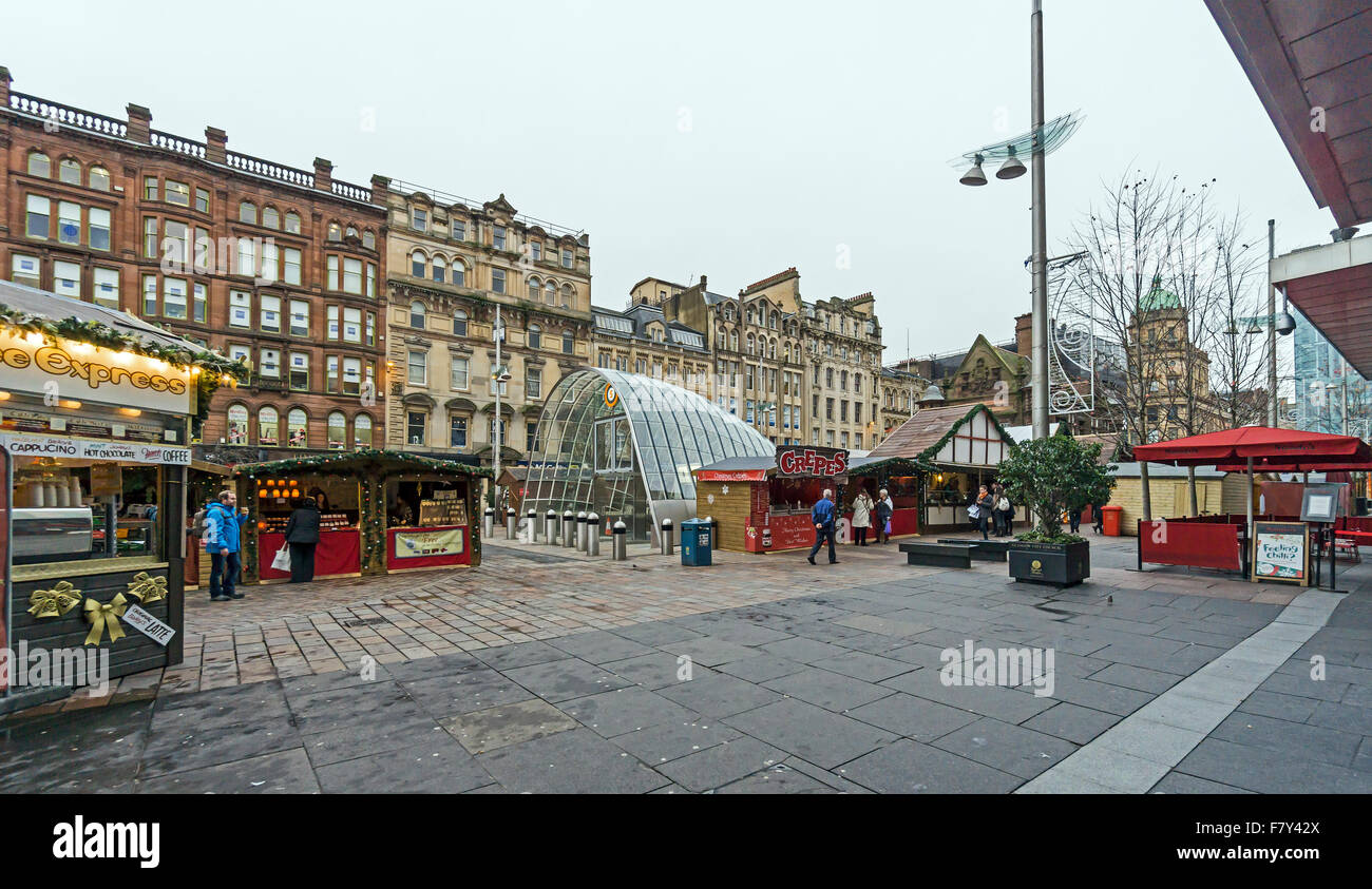 Glasgow mercatini di Natale Dicembre 2015 St. Enoch Square Glasgow Scozia con la metropolitana centro d'ingresso. Foto Stock