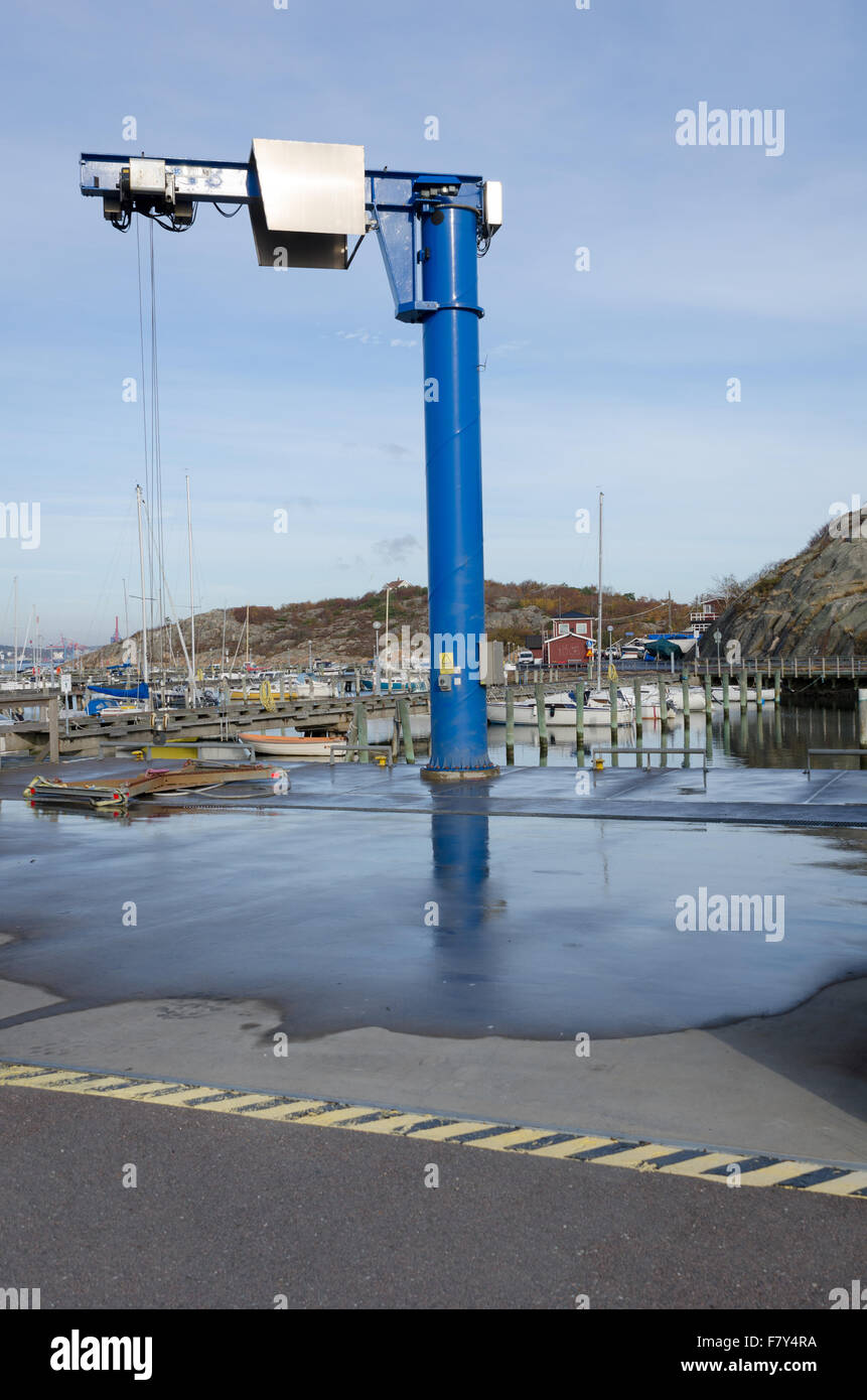 Una grande gru per sollevare la barca dall'acqua Foto Stock