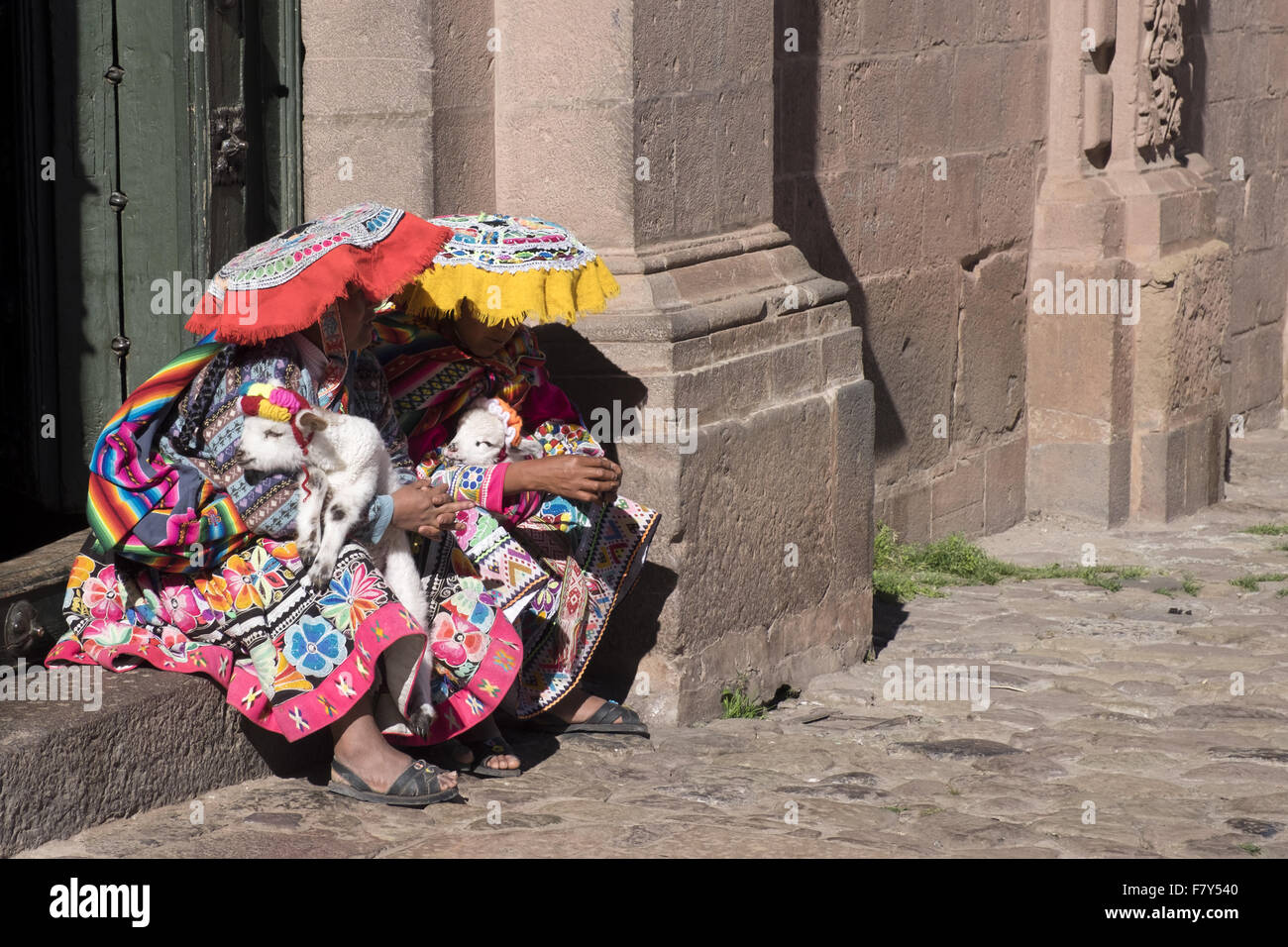 Diverse donne attraverso la città in costumi tradizionali per scattare le foto con i turisti e ottenere un po' di soldi Foto Stock