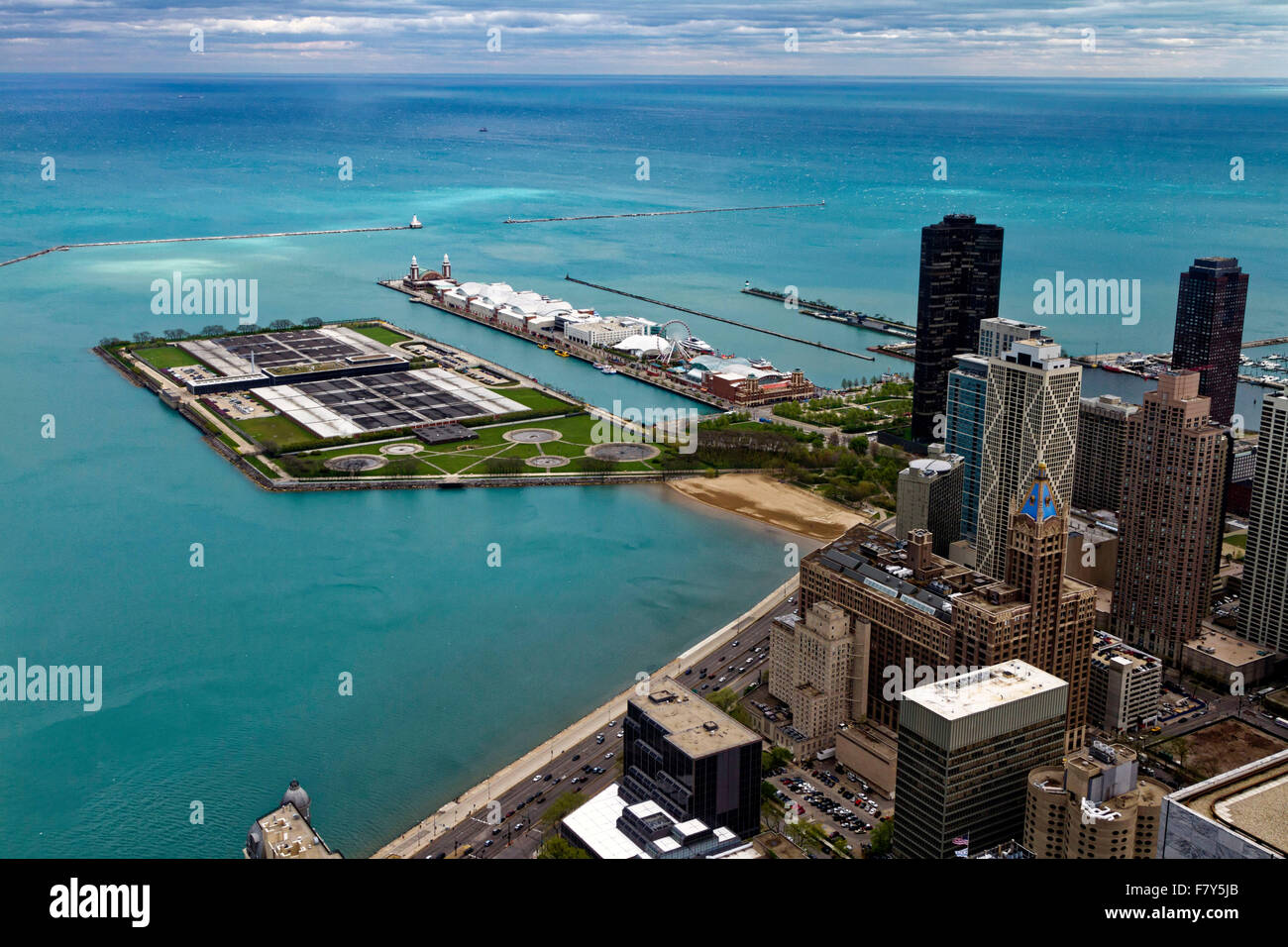 Vista generale di Chicago, Illinois, sulle rive del lago Michigan.Nella foto è raffigurato il Jardine acqua impianto di filtraggio e il Navy Pier. Foto Stock