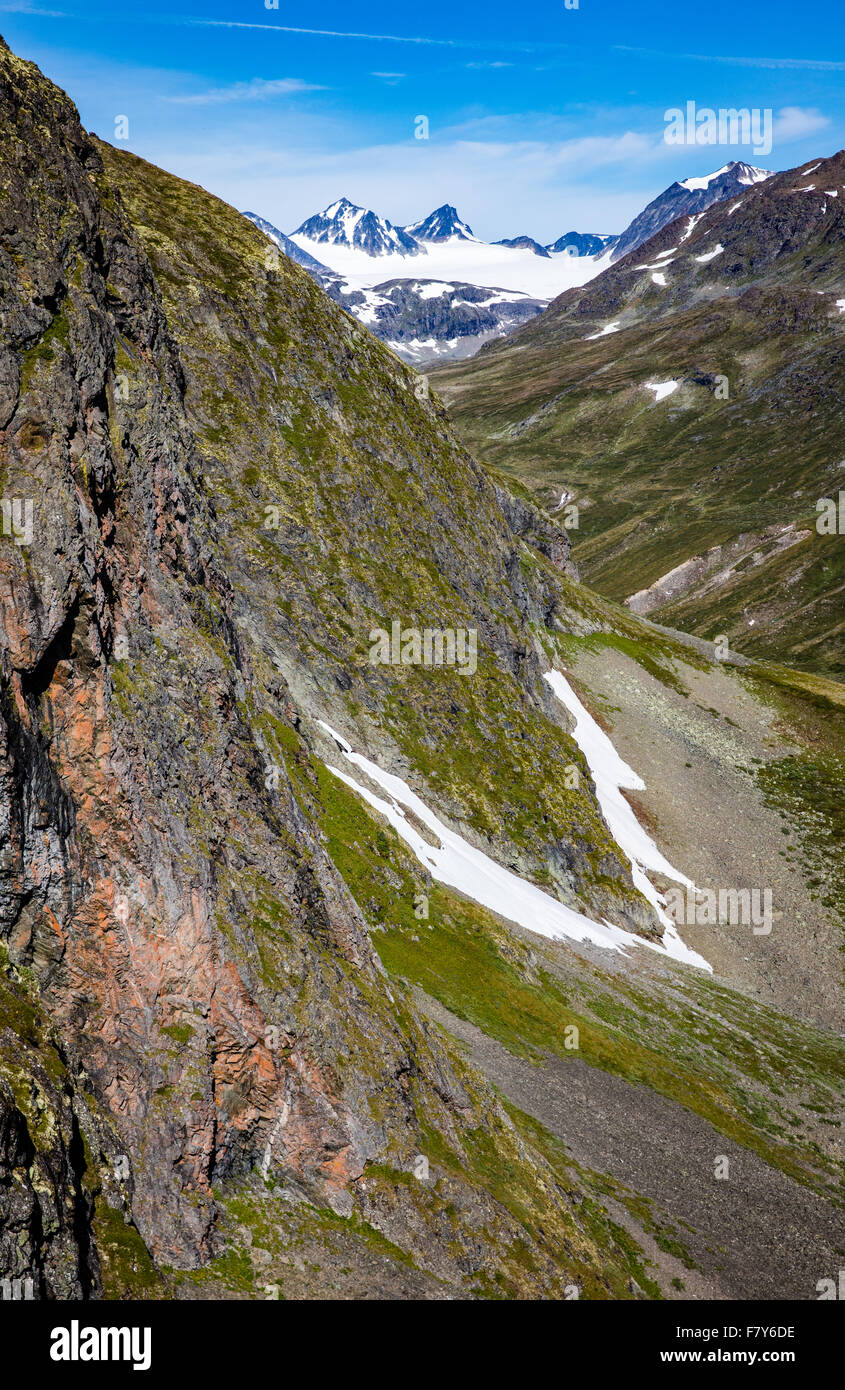 Ripide pareti di Memurudalen guardando verso i ghiacciai Memuru Memurutinden e nel Parco nazionale di Jotunheimen della Norvegia Foto Stock