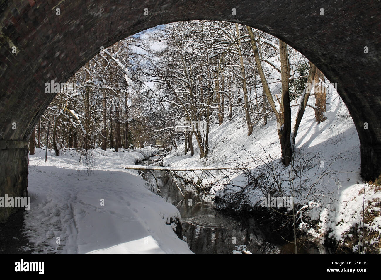 Nevicata a Llangollen e il suo canale con ponte ad arco Foto Stock