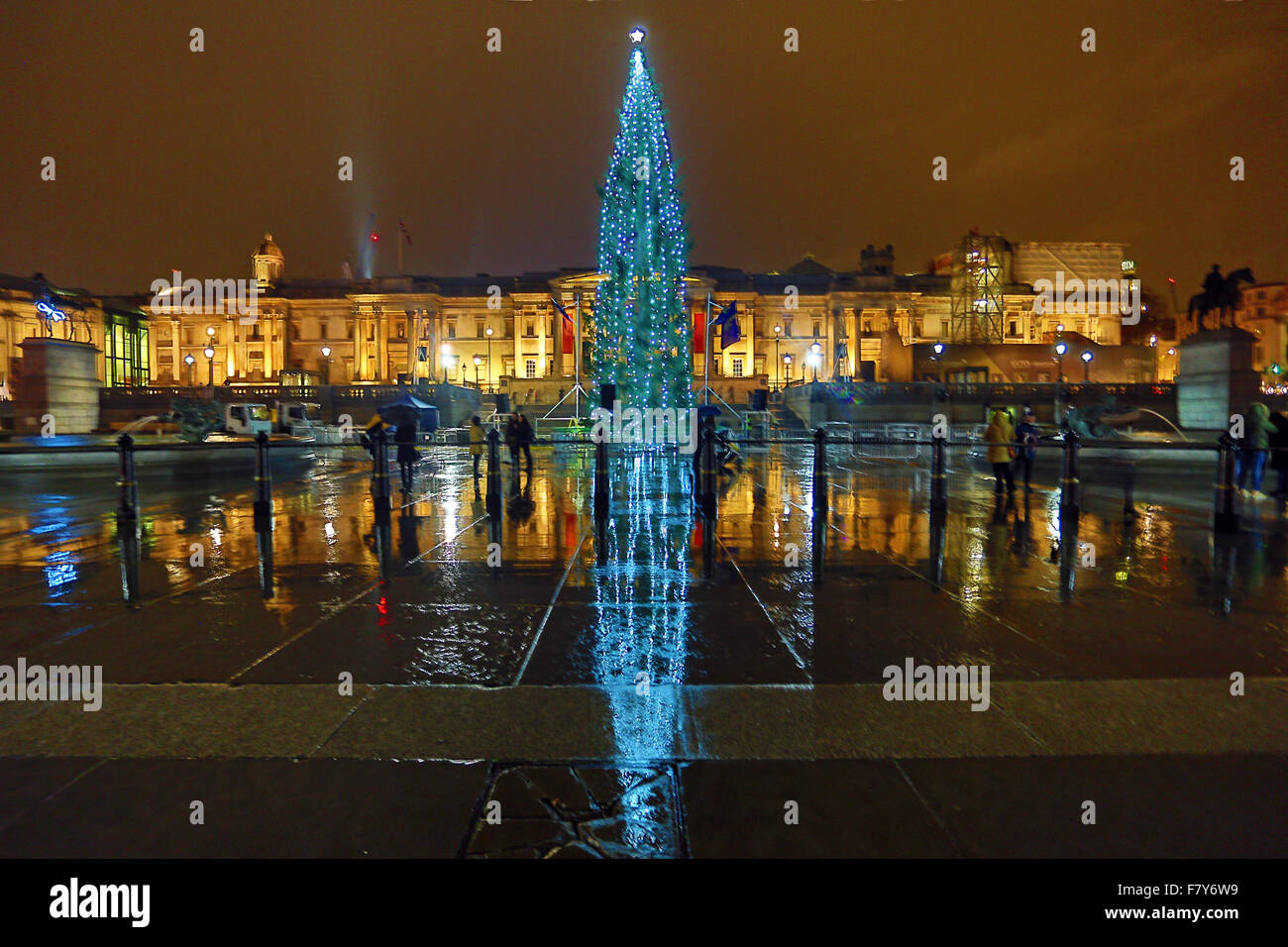 Londra, Regno Unito. 3 dicembre, 2015. La folla braved la minaccia pioggia per guardare l'illuminazione della Trafalgar Square albero di Natale a Londra. La struttura ad albero è un tradizionale dono del popolo della Norvegia. Credito: Paul Brown/Alamy Live News Foto Stock