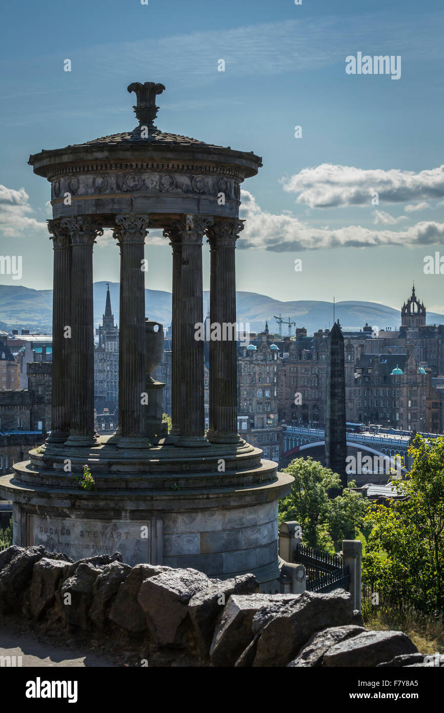 Il Dugald Stewart monumento, con vedute sopra la Città Vecchia, Edimburgo, Scozia Foto Stock