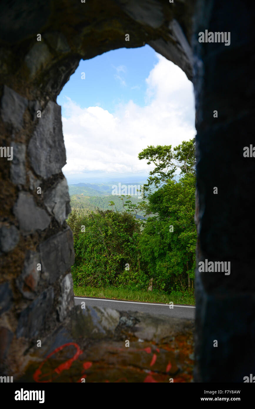 Vista dall'interno della Torre de Piedra (torre in pietra) attraverso un'apertura. Maricao, Puerto Rico. Isola dei caraibi. USA il territorio. Foto Stock