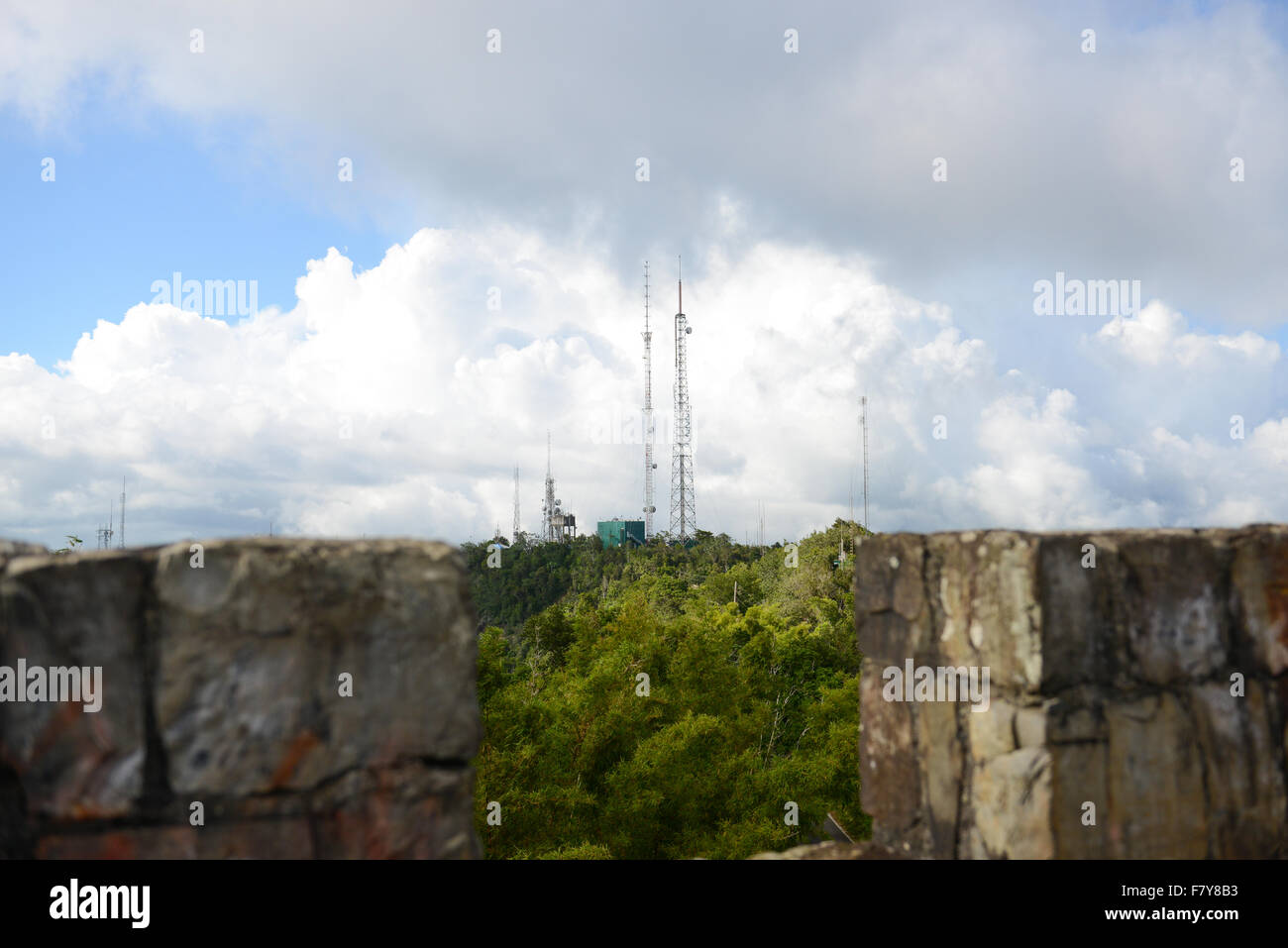 Alcuni cellulare e altre tecnologie torri. Vista dalla Torre de Piedra (torre in pietra). Maricao, Puerto Rico. Isola dei caraibi. Foto Stock