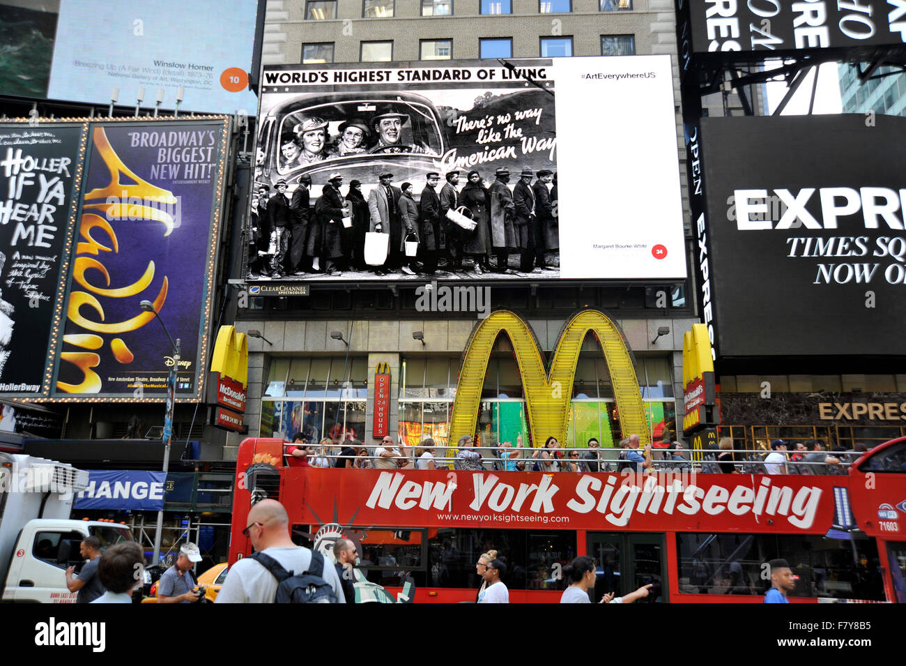 Margaret Bourke White fotografia compare su un tabellone digitale di New York Times Square durante l'arte ovunque evento. Foto Stock