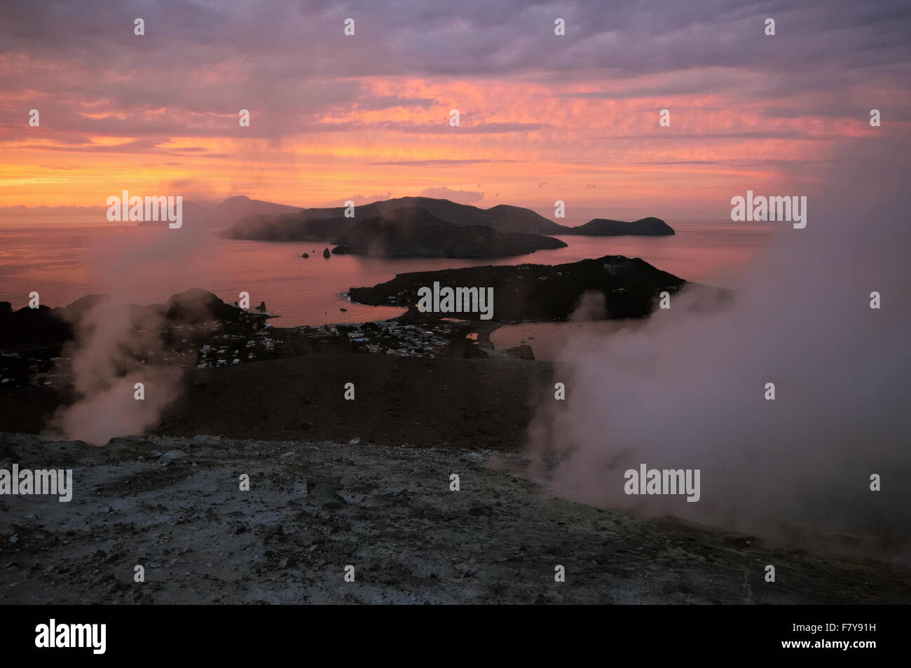 Vulcanello Lipari e Salina visto dal cratere attivo del Vulcano (Gran Cratere) al tramonto, Isole Eolie, in Sicilia, Italia Foto Stock