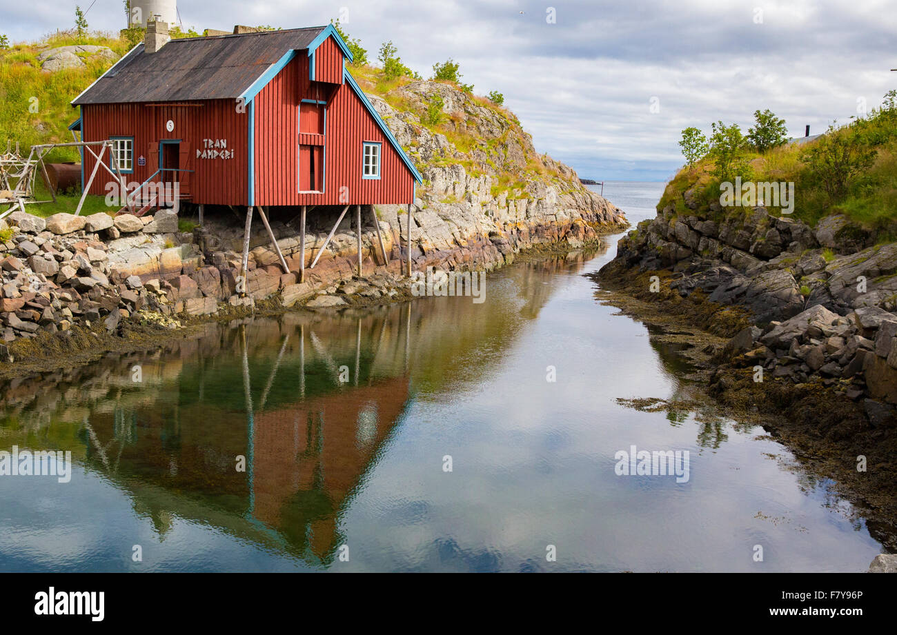 Il villaggio turistico ' ' museo costruito su una stretta insenatura del mare in western Lofoten Isole del nord della Norvegia Foto Stock