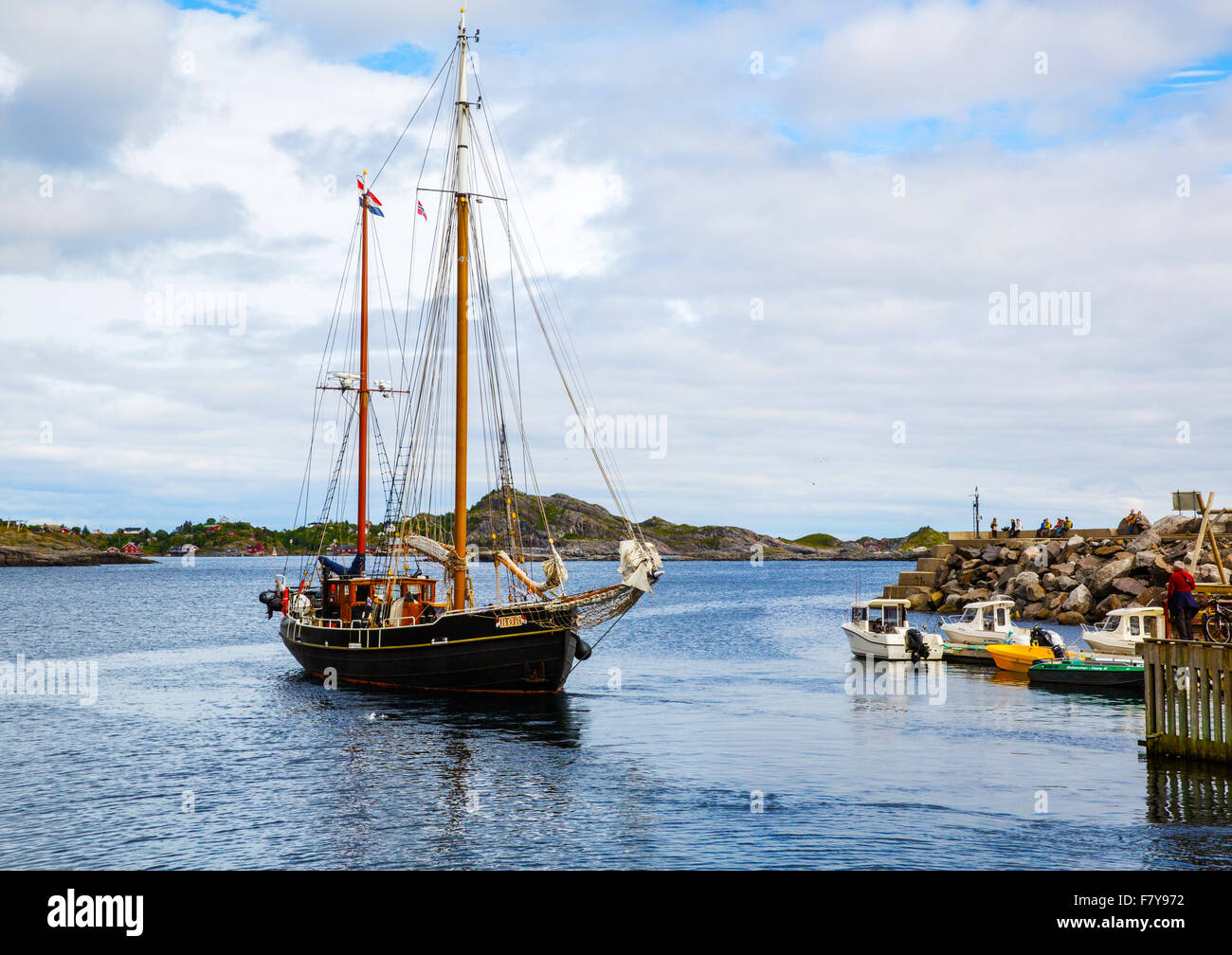 Due masted ketch sailing vessel arrivando a ' ' porto nel western Isole Lofoten in Norvegia Foto Stock