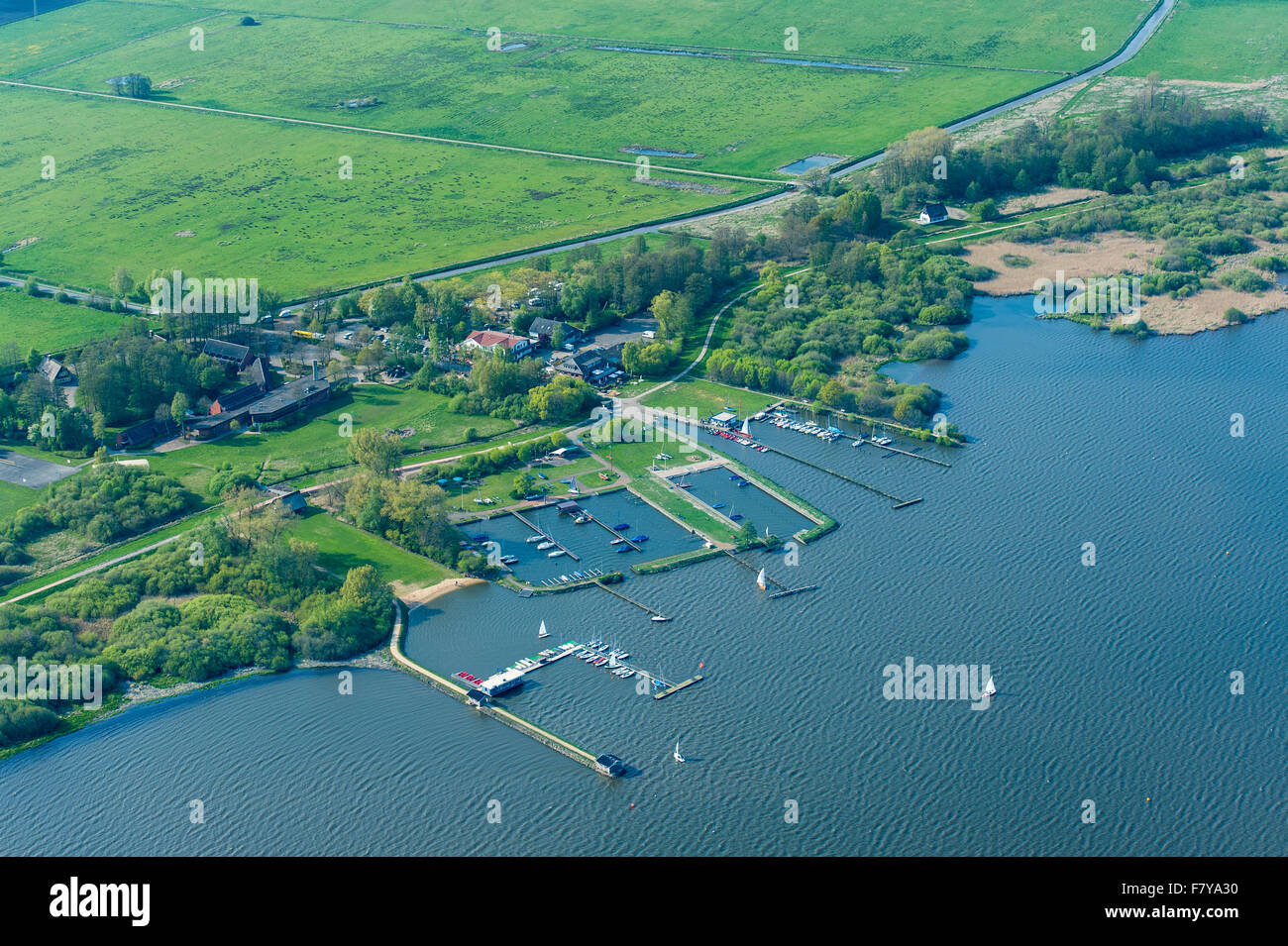 Vista aerea di olgahafen sul lago di Dümmer, dümmerlohhausen, distretto di Diepholz, Bassa Sassonia, Germania Foto Stock