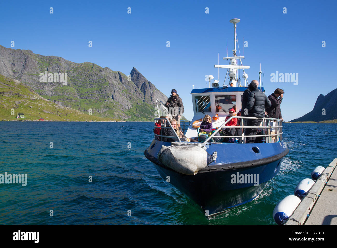 Traghetto passeggeri che arrivano in barca al jetty di Vindstad su Bunesfjord vicino a Reine - western Isole Lofoten in Norvegia Foto Stock