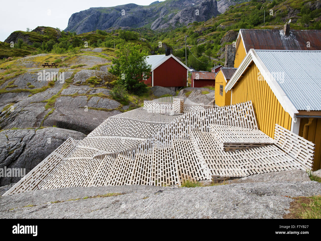 Spa terrazze al sole nel villaggio di Nusfjord in occidentali Isole Lofoten - una volta un importante centro per la Norvegia il merluzzo industria fishng Foto Stock