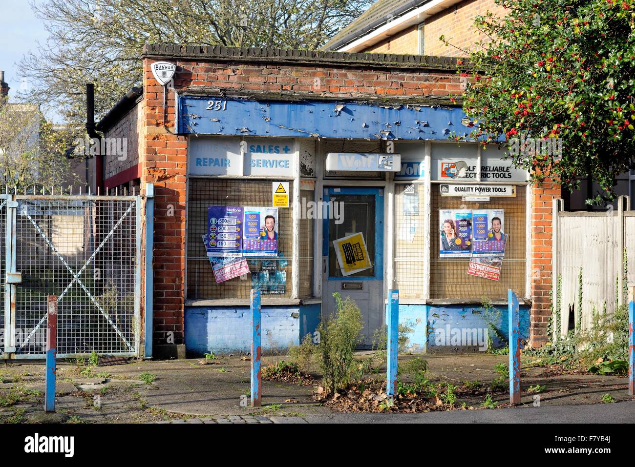 Derelitti negozio di fronte a Hounslow West London REGNO UNITO Foto Stock